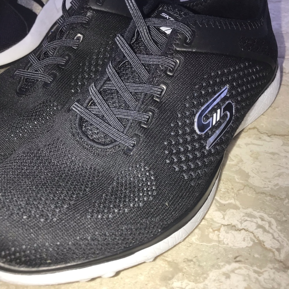 sketcher running shoes